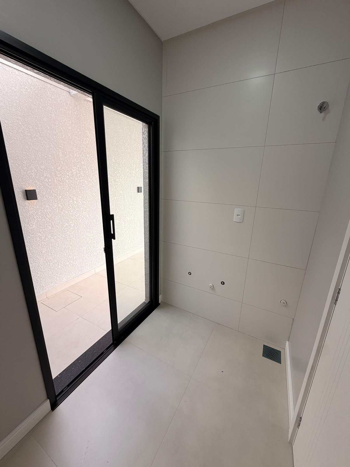 Casa Térrea Alto Padrão — Parque do Som — suíte com banheiro em porcelanato e porta de correr