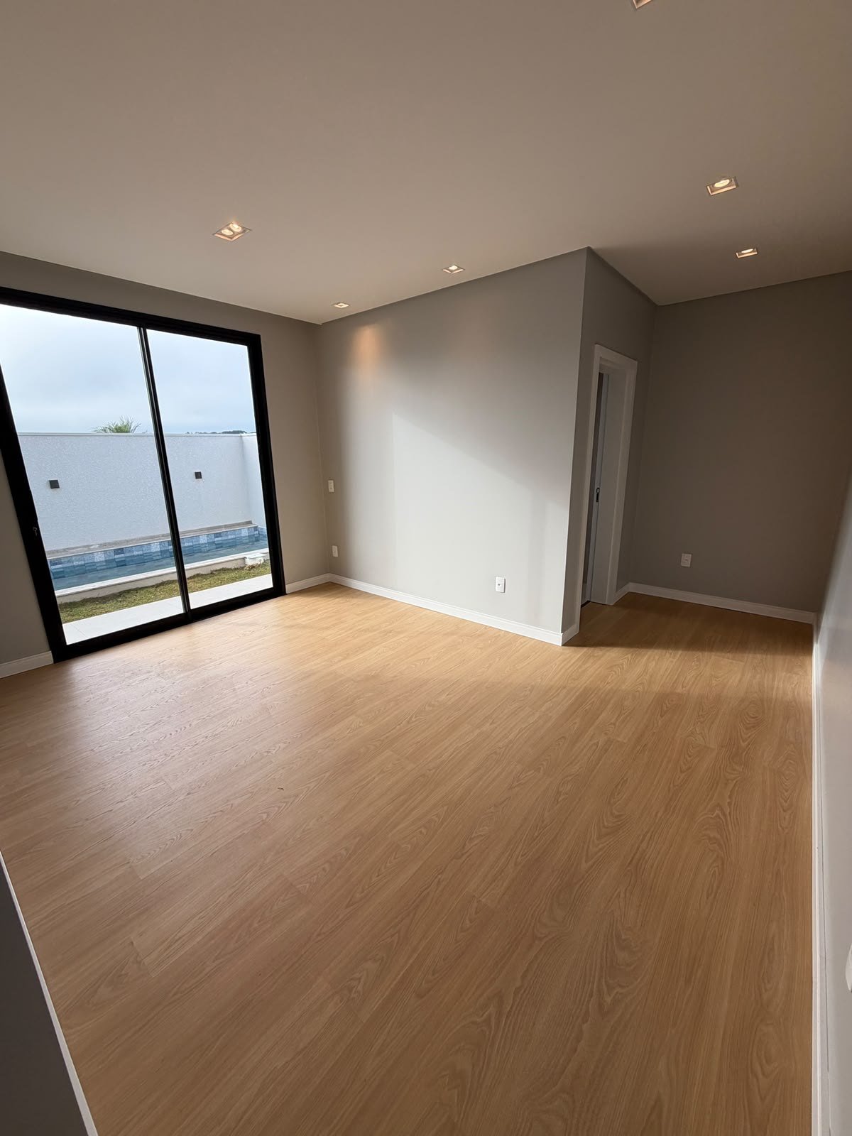 Casa Térrea Alto Padrão — Parque do Som — sala de jantar com piso amadeirado e esquadria ampla