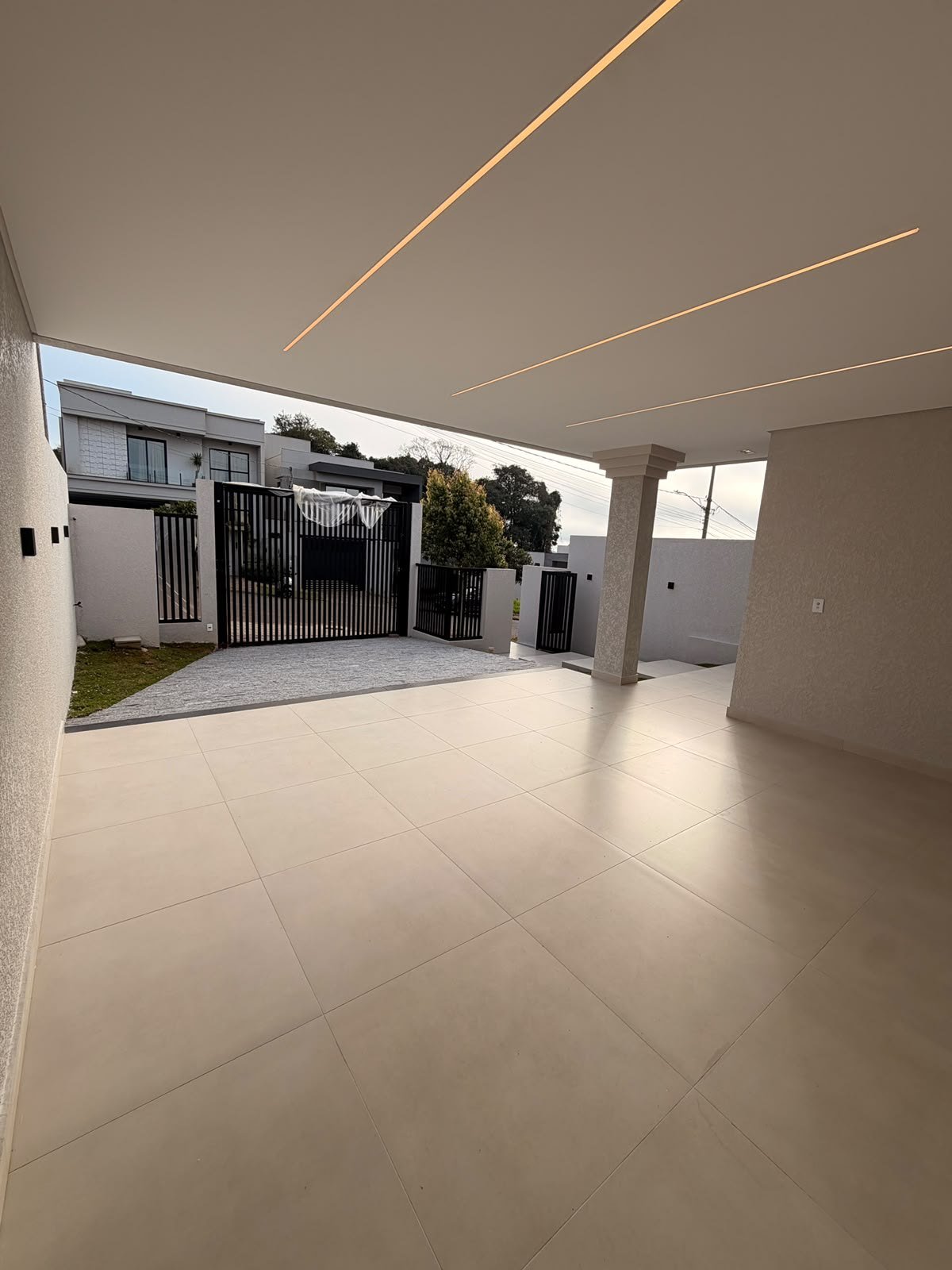 Casa Térrea Alto Padrão — Parque do Som — área externa coberta com iluminação em sanca de gesso